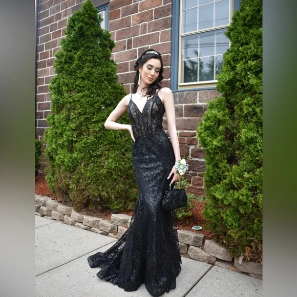 SELLING MY PROM DRESS - Picture 1 of 2